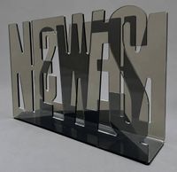 Porte-revue en plexiglas tabac (photo 3)