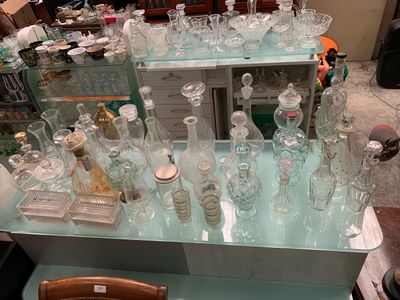 Lot de verrerie : carafes, verres et divers