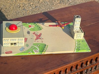 un petit avion en jouet posé sur une table