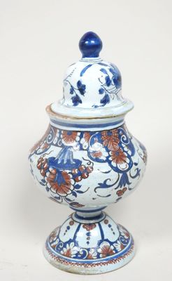 un vase bleu et blanc avec un couvercle sur une table