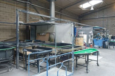 de nombreuses tables et chaises dans une pièce dotée de nombreuses fenêtres