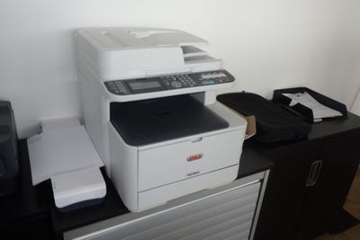 une imprimante posée sur un bureau à côté d'une imprimante
