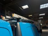 un camion bleu garé dans un immeuble