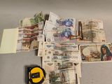 beaucoup d'argent et un mètre ruban sur la table