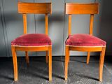 deux chaises en bois recouvertes de velours rouge