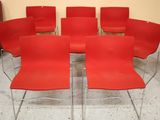 six chaises rouges disposées en cercle par terre