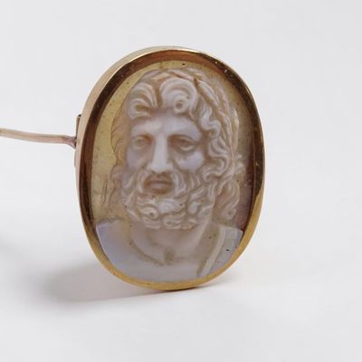 une image montrant un gros plan d'une bague sur laquelle figure le visage d'un homme