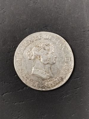 une pièce d'argent sur laquelle figure le portrait d'une femme