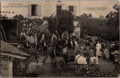une vieille photo montrant un groupe de personnes devant un bâtiment
