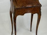 l'image d'une petite table en bois munie d'un tiroir