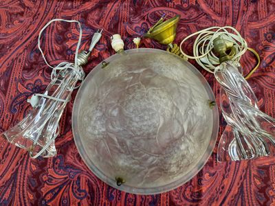 une lampe posée sur une table à côté d'autres objets
