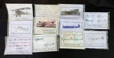 plusieurs petites cartes sur lesquelles sont dessinés des avions, posées sur une surface noire