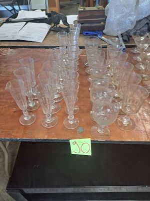 beaucoup de verres à vin vides sur une table