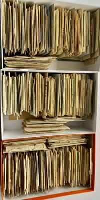 une bibliothèque sur laquelle sont rangés de nombreux livres