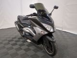 une moto garée sur un sol en damier