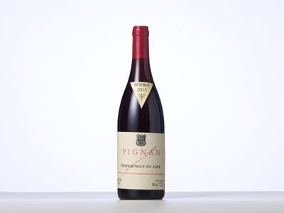une bouteille de vin rouge posée sur une table