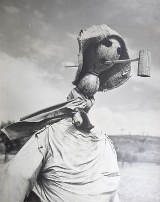 photographie en noir et blanc d'un homme portant un casque et tenant une batte de baseball