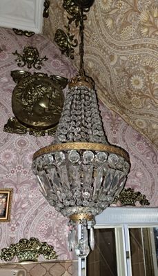 PETIT LUSTRE CORBEILLE à pampilles et métal doré.