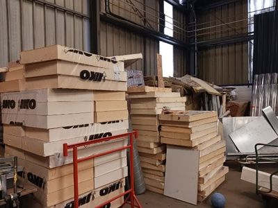 un grand nombre de boîtes empilées les unes sur les autres dans un entrepôt