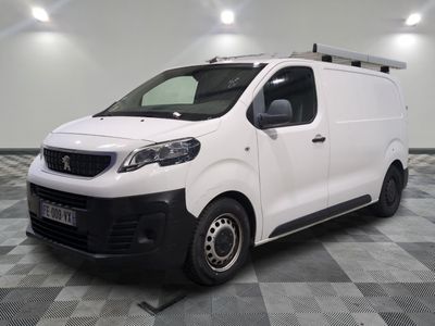 la photo d'une camionnette blanche garée dans une pièce