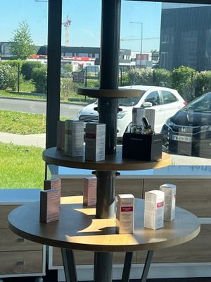 une table chargée d'objets, placée devant une fenêtre