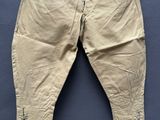 un gros plan sur un pantalon suspendu à une corde à linge