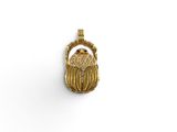 une image représentant un petit pendentif en forme de pochette dorée sur fond blanc