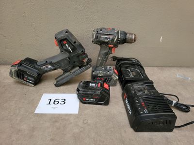 trois perceuses filaires et deux batteries posées sur une table, avec une étiquette de prix