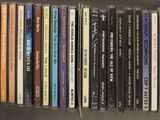de nombreux disques vinyles de différentes couleurs empilés sur une étagère