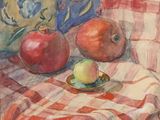 deux pommes dans une assiette posée sur une nappe