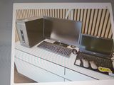 une photo d'une photo représentant un bureau sur lequel se trouvent deux ordinateurs