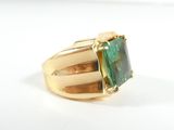 une image représentant une bague en or sertie d'une tourmaline verte