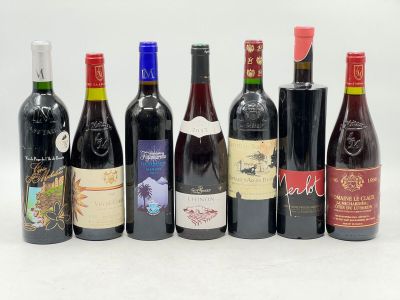 plusieurs bouteilles de vin sont alignées sur une surface blanche