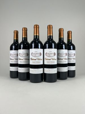 six bouteilles de vin rouge alignées