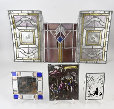 plusieurs œuvres d'art en vitrail exposées sur un fond blanc