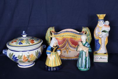 trois figurines en céramique posées les unes à côté des autres sur une table