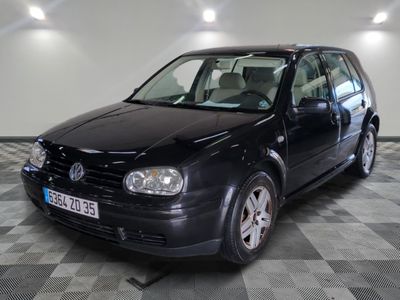 une voiture noire garée dans une pièce au sol carrelé
