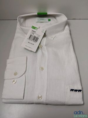 chemise blanche pour homme avec une étiquette sur le col