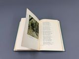 un livre ouvert sur lequel figure l'image d'un ours