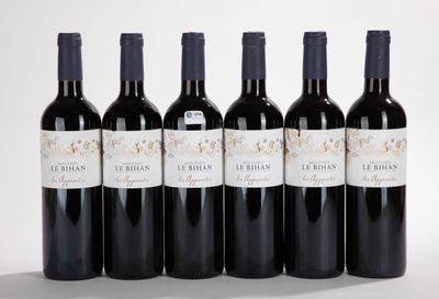 six bouteilles de vin rouge sont alignées