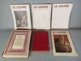 trois livres sont posés sur une table les uns à côté des autres