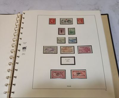 un livre avec des timbres, posé sur une table