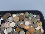 beaucoup de pièces de monnaie posées sur un plateau noir sur la table