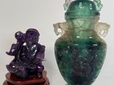 deux vases posés l'un à côté de l'autre sur une table