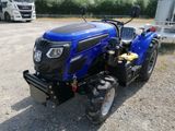 une photo d'un tracteur bleu garé sur un parking