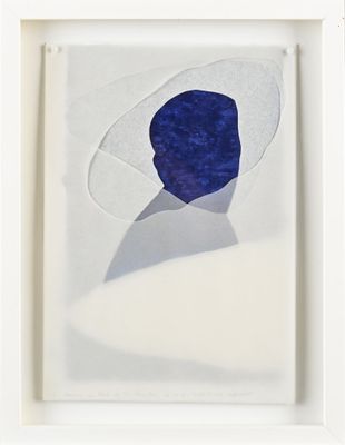 une photo d'une œuvre d'art bleue et blanche