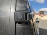 un gros plan sur la poignée de porte d'une voiture