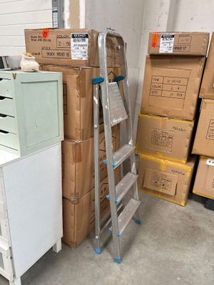 une pile de cartons et une échelle dans un garage