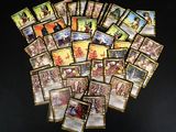 beaucoup de cartes qui traînent sur la table