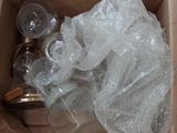 une boîte contenant de nombreux objets